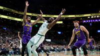 Duel seru NBA 2024/2025 antara Celtics melawan Lakers. Celtics menghadiahi Lakers kekalahan pertama usai menang 8 kali (AFP)