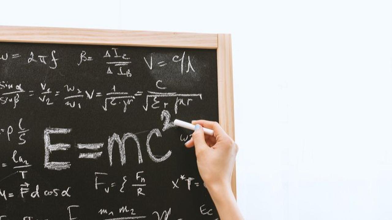 Adapun, hal mengejutkan lainnya adalah ketika ia duduk di bangku bangku sekolah. Einstein dianggap sebagai murid yang malas dan tidak pernah menunjukkan ketertarikannya terhadap pelajaran yang ada.