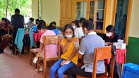 Pelaksanaan vaksinasi Covid-19 di SMASK John Paul Maumere, Kabupaten Sikka, NTT untuk pelajar dan umum. (Liputan6.com/Dionisius Wilibardus)