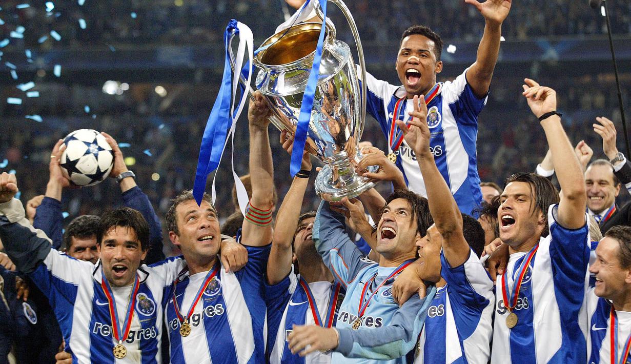 FC Porto menjalani periode cemerlang dibawah tangan dingin Jose Mourinho dengan meraih trofi Liga Portugal, Piala Portugal, Piala UEFA Hingga Liga Champions. Sukses itulah yang membuat nama Mourinho naik daun hingga akhirnya berhasil melatih klub top Eropa. (AFP/Pascal Guyot)