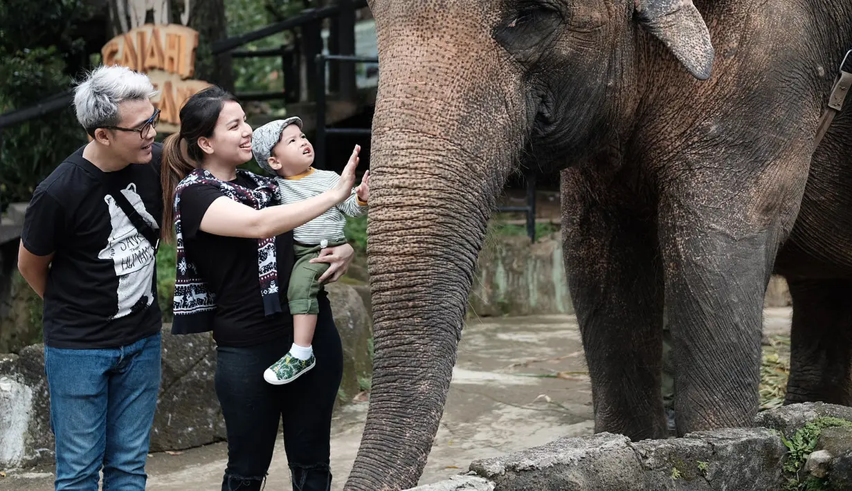 "Jadi, selamat menikmati cranky nya ayah dengan senyuman 😊, semoga aku sebagai istri jg bs buat Ayah nyaman utk gak kepikiran pengen pengen pengen ngeROKOK lagi," lanjutnya lagi. (Instagram/tya_ariestya)