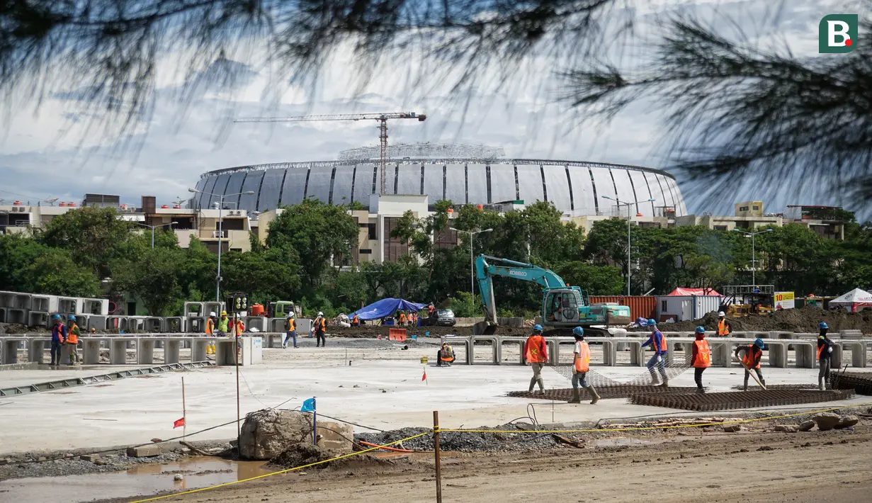 Aktivitas pekerja proyek pembangunan Sirkuit Formula E di kawasan Taman Impian Jaya Ancol, Jakarta Utara, Minggu (06/03/2022). Progres sirkuit sudah mencapai 52 persen pada hari ke-32 dan ditargetkan akan selesai pada bulan April 2022. (Bola.com/Bagaskara Lazuardi)