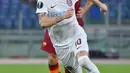 Gelandang CFR Cluj, Ciprian Deac membawa bola saat bertanding melawan AS Roma pada pertandingan grup A Liga Europa di di Stadion Olimpiade di Roma (5/11/2020). AS Roma menang telak 5-0 atas CFR Cluj. (AFP/Alberto Pizzoli)