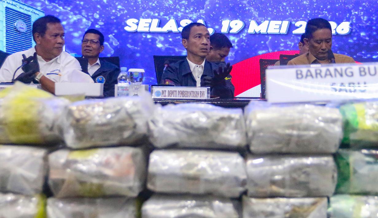 Pelaksana Tugas Deputi Bidang Pemberantasan Badan Narkotika Nasional (BNN), Roy Hardi Siahaan (tengah depan) saat memaparkan hasil Operasi Saber Bersinar 2026 di Kantor BNN RI, Jakarta, Selasa (19/5/2026). (merdeka.com/Arie Basuki)