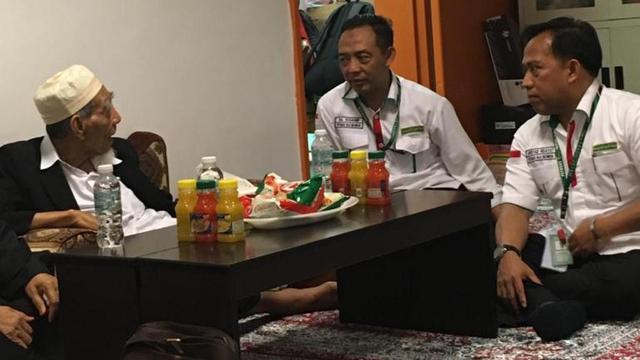 Mbah Moen saat di Makkah. (dok Daker Bandara Kemenag)