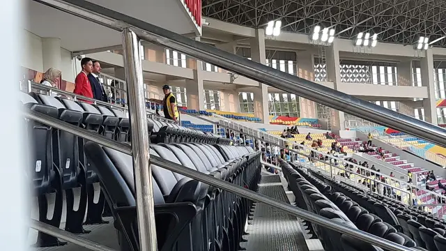 Wali Kota Solo Gibran Rakabuming Raka menyaksikan langsung laga babak penyisihan Grup B Piala Dunia U-17 2023 di Stadion Manahan, Solo, Jumat, 10 November 2023.