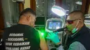 Diselenggarakan di Masjid Sunda Kelapa, Jakarta, tahun 2026, Badan Amil Zakat Nasional (Baznas)/Bazis Provinsi DKI Jakarta menargetkan program ini diikuti sekitar 700 peserta selama bulan Ramadan yang akan berlangsung hingga 3 Maret 2026. Tampak dalam foto, petugas melakukan proses hapus tato pada tubuh peserta di Masjid Sunda Kelapa, Jakarta, Selasa (24/2/2026). (merdeka.com/Arie Basuki)
