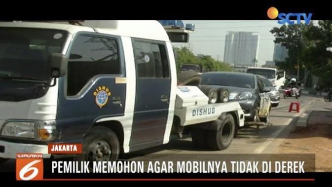 Tak Rela Mobil Diderek, Wanita Ini Memohon Sambil Menangis Histeris