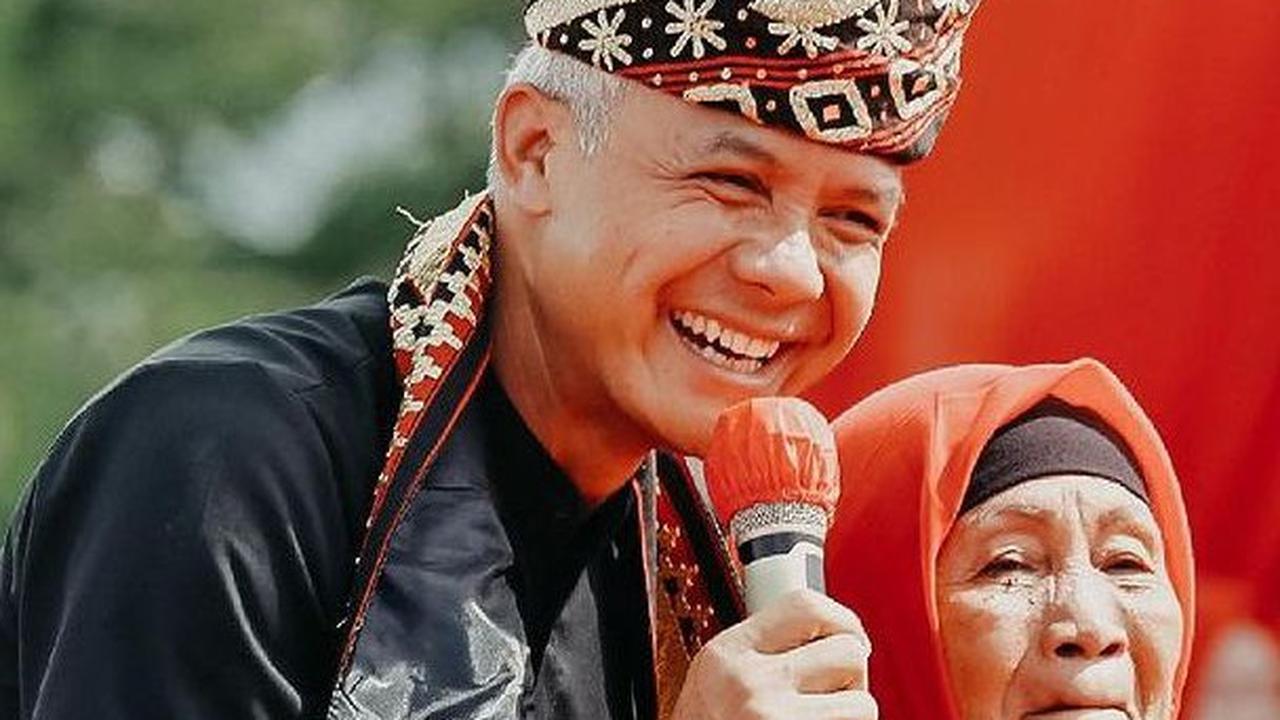 Capres nomor urut 3 Ganjar Pranowo menitipkan tiga hal kepada massa pendukungnya saat orasi di Hajatan Rakyat Cirebon.