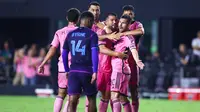 Pemain tengah Inter Miami, Lionel Messi (kedua kanan) merayakan golnya saat melawan Charlotte FC laga lanjutan MLS di Chase Stadium pada Sabtu 28 September 2024 atau Minggu (29/9/2024) pagi WIB di Fort Lauderdale, Florida. (Megan Briggs/Getty Images North America/Getty Images via AFP)