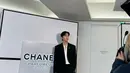 Kali ini, Park Seo Joon mengenakan set blazer dengan celana panjang hitam yang memesona. Oversized blazer hitamnya menumpuk kemeja putih yang beberapa kancing bagian atas dibiarkan terbuka. Foto: Instagram.