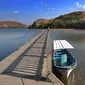 Perahu wisatawan ditambatkan pada sebuah teluk di Pulau Rinca, Taman Nasional Komodo, NTT, Minggu (14/10). Pulau Rinca berada di sebelah barat Pulau Flores dan dipisahkan oleh Selat Molo. (Merdeka.com/Arie basuki)