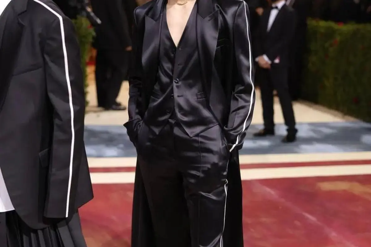 Gaya Johnny NCT Debut di Met Gala 2022, Pose Bareng Gigi Hadid Curi Perhatian