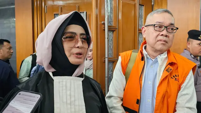 Terdakwa dalam persidangan kasus dugaan korupsi gas alam cair (LNG) Hari Karyuliarto (kanan) saat menghadiri persidangan. (Istimewa)