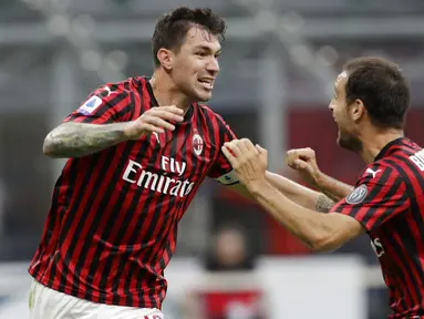 Pemain AC Milan, Alessio Romagnoli dan Giacomo Bonaventura, merayakan gol ke gawang Parma pada laga Serie A di Stadion San Siro, Rabu (15/7/2020). AC Milan menang 3-1 atas Parma. (AP Photo/Luca Bruno)