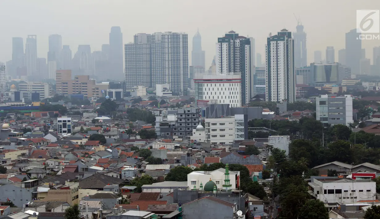 Kondisi langit kota Jakarta dilihat dari lantai 15 Graha BNPB sekitar pukul 13.00 WIB, Kamis (4/7/2019). Pada Kamis (4/7) sekitar pukul 07.00 WIB, kualitas udara Jakarta terpantau di angka 186 AQI, dengan angka itu, kualitas udara mencapai status tidak sehat. (Liputan6.com/Helmi Fithriansyah)