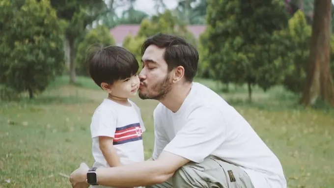 Potret Jeje Govinda dengan Zyan Anak Laki-lakinya