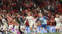 Para pemain Denmark merayakan kemenangan 4-1 atas Rusia pada pertandingan Grup B Euro 2020 di  Stadion Parken, Kopenhagen, Selasa, 22 Juni 2021. (Jonathan Nackstrand/Kolam melalui AP)
