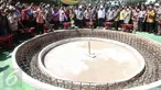 Wapres Jusuf Kalla (berpeci) bersiap meletakkan batu pertama  Tugu Peringatan Penyerahan Kedaulatan Kesultanan Siak kepada Republik Indonesia seusai puncak Hari Lingkungan Hidup 2016 di Kabupaten Siak, Riau, Jumat (22/7). (Liputan6.com/Faizal Fanani)