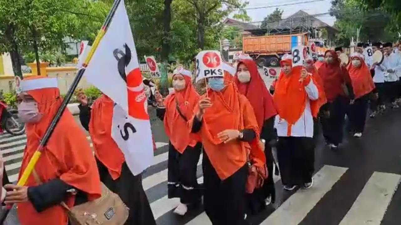 Rombongan caleg PKS Tuban saat daftar ke KPU. (Istimewa)