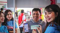 Masyarakat sedang berstransaksi menggunakan My Pertamina. (Foto: Istimewa)