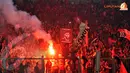 Poster bergambar kapten Liverpool Steven Gerrard dibentangkan penonton di Stadion Utama GBK, Jakarta. (Liputan6.com/Helmi Fithriansyah)