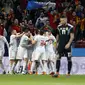 Para pemain timnas Spanyol merayakan gol yang dicetak ke gawang timnas Argentina dalam laga uji coba di Wanda Metropolitano, Rabu (28/3/2018) dini hari WIB. (AP Photo/Francisco Seco)