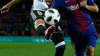 Pemain Barcelona, Luis Suarez berebut bola dengan pemain Valencia, Gabriel Paulista pada semifinal pertama Copa del Rey di Stadion Camp Nou, Jumat (2/2). Menang 1-0, peluang Barcelona untuk melaju ke partai final terbuka lebar. (AP/Manu Fernandez)