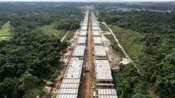 Penyelesaian pembangunan jalan tol untuk penunjang infrastuktur akses pelaksanaan upacara HUT ke-79 RI di Nusantara. (Foto: AFP)