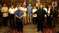 Ketua Umum Partai Gerindra Prabowo Subianto dan Ketua Umum Partai NasDem Surya Paloh melakukan konferensi pers usai pertemuan di Padepokan Garuda Yaksa, Hambalang, Bogor, Minggu (5/3/2023).  Sedangkan dari Partai Nasdem yang mendampingi Surya Paloh adalah, Sugeng Suparwoto, Willy Aditya, Hermawi Taslim, dan Peter F. Gontha. (merdeka.com/Arie Basuki)