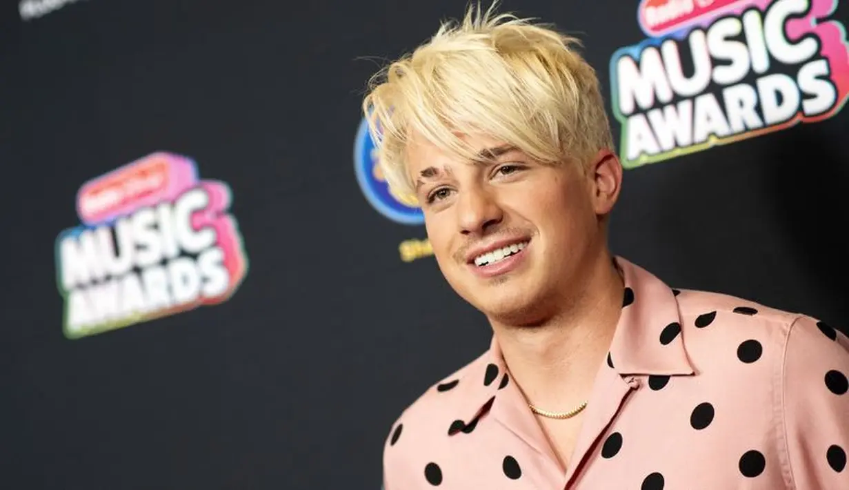 "Seperti Justin Bieber!" tulis seorang netizen dengan akun @imtiaz_ahmd_shawn di laman Instagram Charlie Puth. (Getty Images/Yahoo)