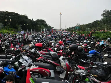 Ratusan sepeda motor memenuhi salah satu pelataran pintu masuk Monumen Nasional, Jakarta, (30/7/2014). (Liputan6.com/Johan Tallo)