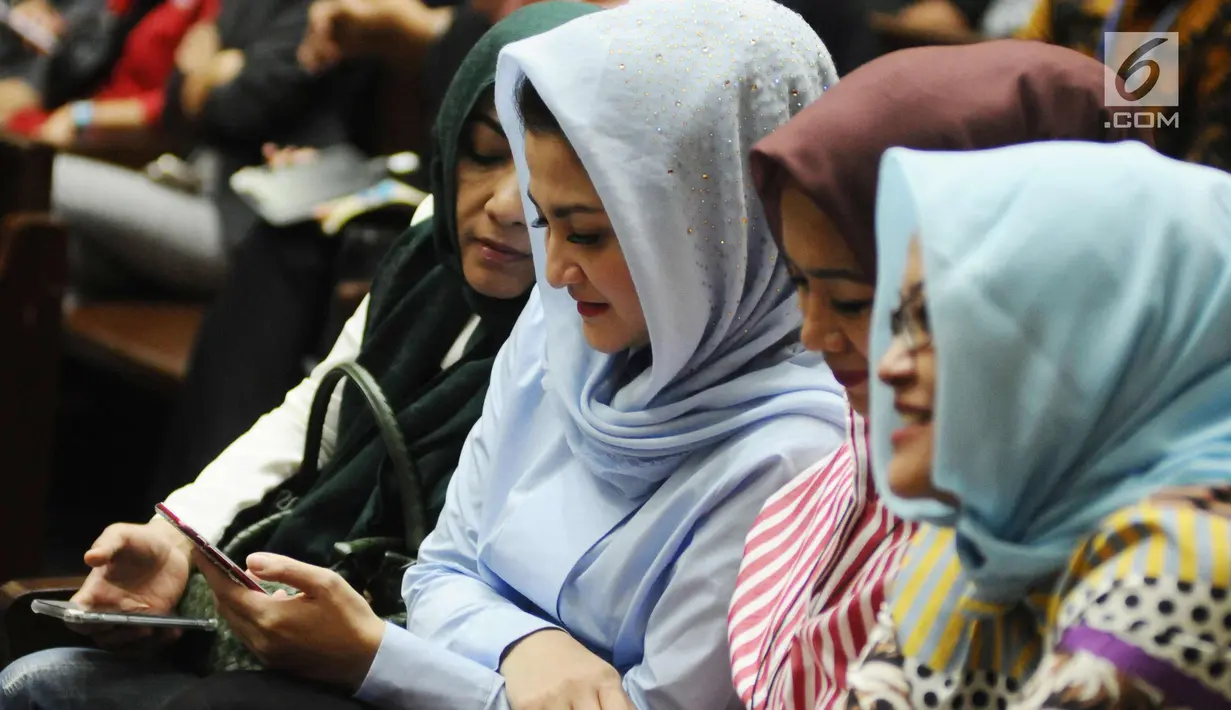 Deisti Astriani Tagor (kedua kiri) mengikuti sidang lanjutan dugaan korupsi e-KTP dengan terdakwa Setya Novanto di Pengadilan Tipikor, Jakarta, Kamis (11/1). Sidang beragendakan mendengar keterangan empat orang saksi. (Liputan6.com/Helmi Fithriansyah)