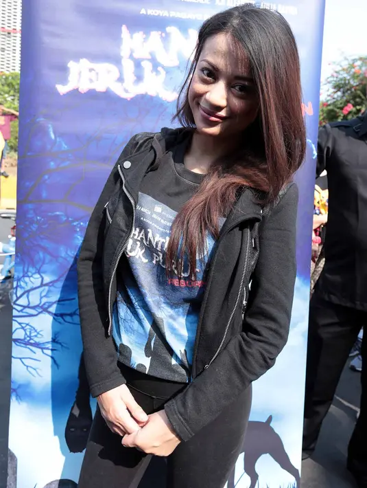 Kepulangannya ini pun Angie Virgin juga ikut menjadi salah satu saksi pernikahan Laudya Cynthia Bella dan Engku Emran. Bersama sederet artis cantik lainnya, Angie pun juga menjadi gadis dulang. (Deki Prayoga/Bintang.com)