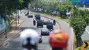 Iring-iringan kendaraan Raja Arab Saudi Salman bin Abdulaziz Al Saud menuju Geudng DPR/MPR RI, Jakarta, Kamis (2/3). Raja Salman berkunjung ke kompleks parlemen untuk berpidato di hadapan ratusan anggota dewan dan negarawan. (Liputan6.com/Faizal Fanani)