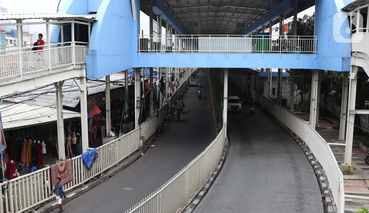 Suasana jalan di kawasan Pasar Tanah Abang, Jakarta, Jumat (27/3/2020). Sebagai upaya pencegahan penularan virus Corona COVID-19, Perumda Pasar Jaya menutup sementara aktivitas perdagangan di Pasar Tanah Abang Blok A, B dan F terhitung 27 Maret hingga 5 April 2020. (Liputan6.com/Helmi Fithriansyah)