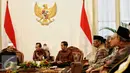 Suasana pertemuan Presiden Joko Widodo dengan Grand Syeikh Al Azhar Ahmed Muhammad Ahmed El Tayeb Di Istana Merdeka, Jakarta, Senin (22/2). Kunjungan El Tayeb membahas ajaran Islam yang moderat dan rahmatan lil alamin. (Liputan6.com/Faizal Fanani)