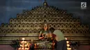 Pekerja melakukan perawatan patung Buddha di Vihara Bahtera Bhakti, Jakarta, Selasa (29/1). Pengurus Vihara melakukan persiapan menyambut Tahun Baru Imlek 2019, seperti pengecatan ulang bangunan hingga pembersihan kolam. (Merdeka.com/Iqbal S Nugroho)