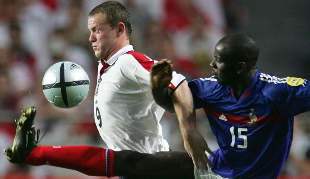 Wayne Rooney berusaha melewati hadangan bek Prancis, Lilian Thuram, pada laga Piala Eropa di Estadio da Luz, Portugal, Minggu (13/6/2004). (AFP Photo/Frank Fife)