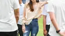 Kali ini, Madam Pang tampil lebih casual dalam balutan blouse dan celana jeans. Kece! (Instagram/panglamsam).