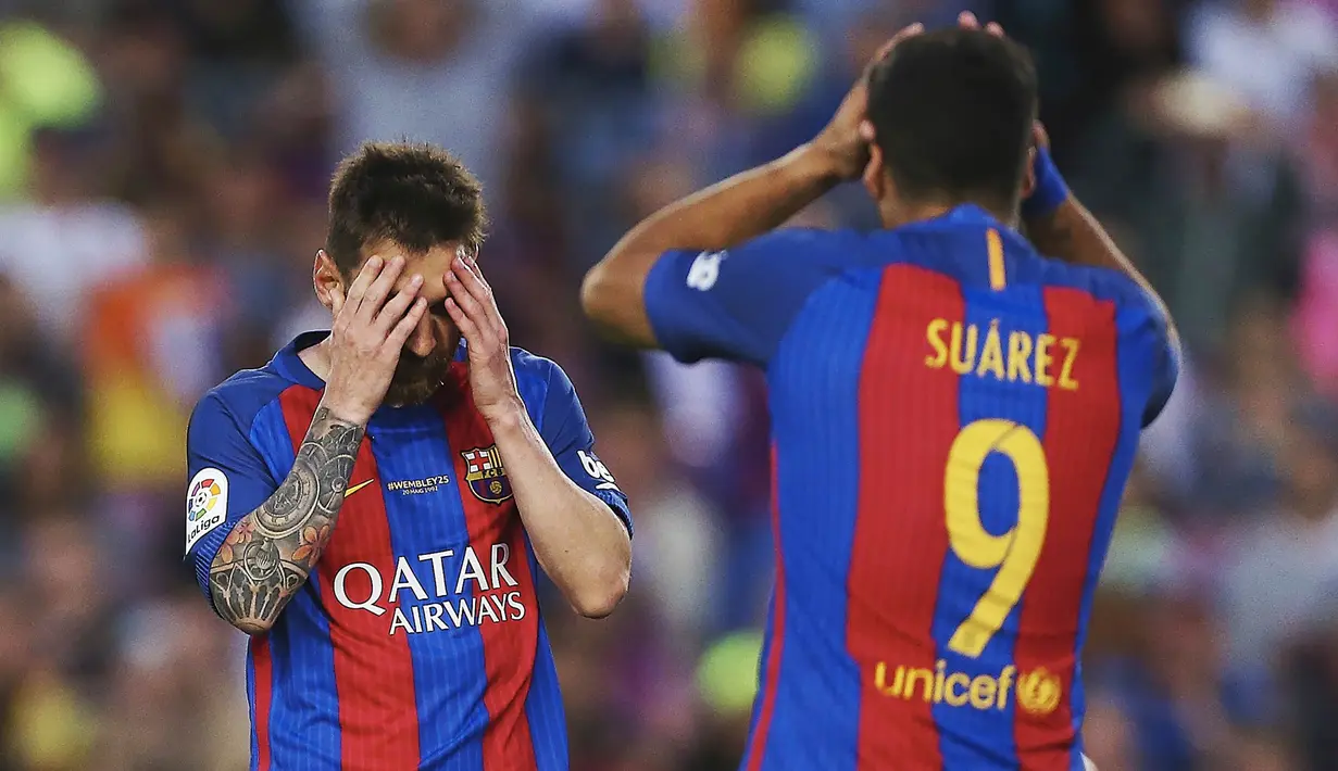 Striker Barcelona, Lionel Messi  dan Luis Suarez tampak kecewa usai pertandingan melawan Eibar pada laga pekan terakhir La Liga di Camp Nou, Minggu (21/5/2017). Barcelona menang 4-2. (EPA/Alenjandro Garcia)