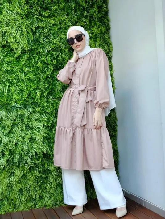 Tampil clean namun tetap stylish di Hari Raya, bisa tiru gaya istri Pasha Ungu ini. padukan tunik ruffle dengan celana kulot dan hijab pashmina warna putih. (Instagram/adeliapasha).