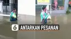 Menjalani pekerjaan dengan sepenuh hati ditunjukan seeorang driver ojek online ini yang tetap antarkan pesanan walau separuh badannya basah saat menerjang banjir.