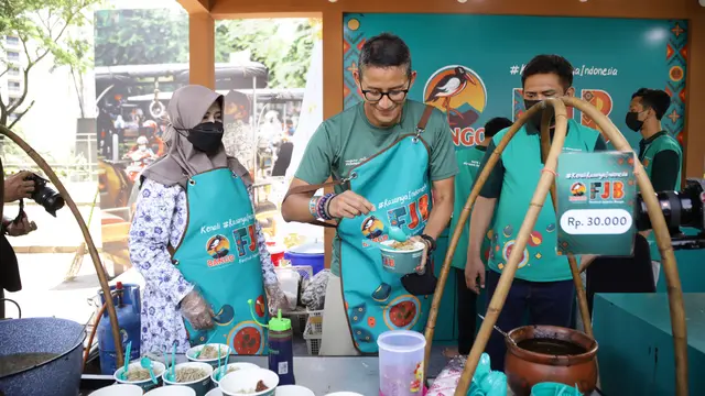 Kunjungan Sandiaga Uno di Festival Jajanan Bango 2022