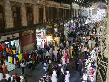 Suasana pasar al-Hamidiya menjelang hari raya Idul Adha di di ibukota Damaskus, Suriah (7/7/2022). Idul Adha (Hari Raya Kurban) dirayakan setiap tahun oleh umat Islam mengorbankan berbagai hewan menurut tradisi agama, termasuk sapi, unta, kambing dan domba. (AFP/Louai Beshara)