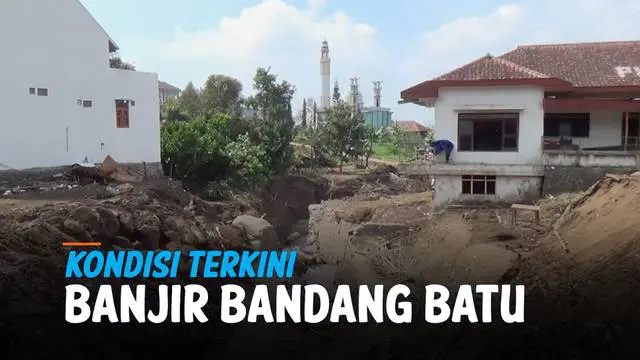Setelah sempat diterjang banjir bandang, warga Kota Batu, Jawa Timur mulai membersihkan lokasi bekas bencana. Selain warga, terlihat juga petugas gabungan dengan alat berat ikut bekerja sama.