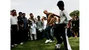  Zinedine Zidane, saat melakukan Jugling mengenakan Batik disaksikan Presiden RI ke-6 Susilo Bambang Yudhoyono di Jakarta, Indonesia, (06/07/2007). Zidane ke Indonesia guna mempromosikan sepak bola untuk anak-anak. (EPA/Jurnasyanto Sukarno)