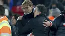 Pelatih Liverpool, Juergen Klopp dan pelatih Southampton saling berpelukan usai laga semifinal leg kedua Piala Liga Inggris di Anfield stadium, Liverpool (25/1/2017). Liverpool kalah 0-1. (AP/Dave Thompson)