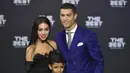 Sempat menjadi pertanyaan terkait pertemuan mereka. Tersiar kabar, Cristiano Ronaldo dan Georgina Rodriguez bertemu pertama kali dalam sebuah acara yang diselenggarakan oleh merek fesyen D&G beberapa waktu lalu. (AFP/Bintang.com)