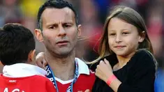 Gelandang MU Ryan Giggs dan kedua anaknya, Zach (kiri) dan Libby, di sela-sela penyerahan trofi Liga Premier usai laga lawan Blackpool di Old Trafford, 22 Mei 2011. AFP PHOTO / PAUL ELLIS
